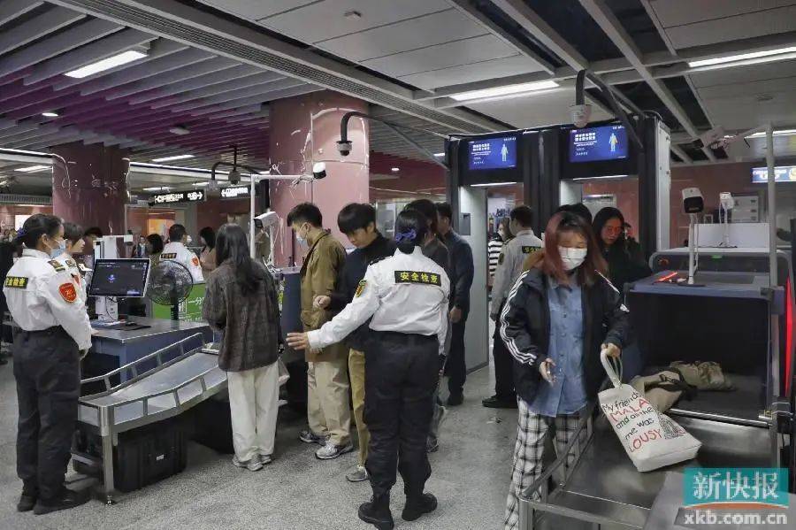 广东媒体:记者体验广州地铁早高峰,多个站点恢复往常安检流程 广东媒体:记者体验广州地铁早高峰,多个站点恢复往常安检流程