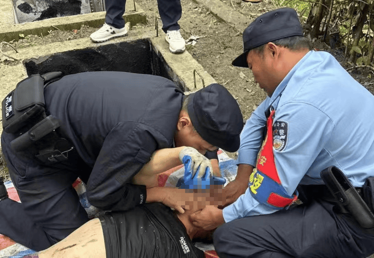 硬汉警察被壮汉爆c爽到不行