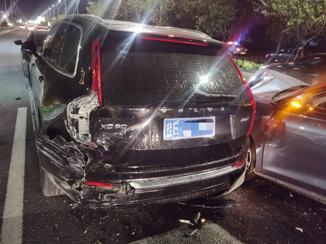 北海市公安局交通警察支队第二大队接警后,立即派遣值班民警赶赴现场