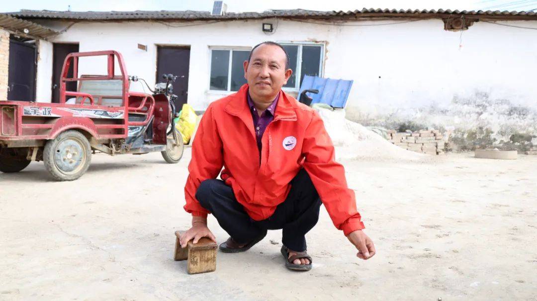 文山一人手拄小凳子"逆天改命"!