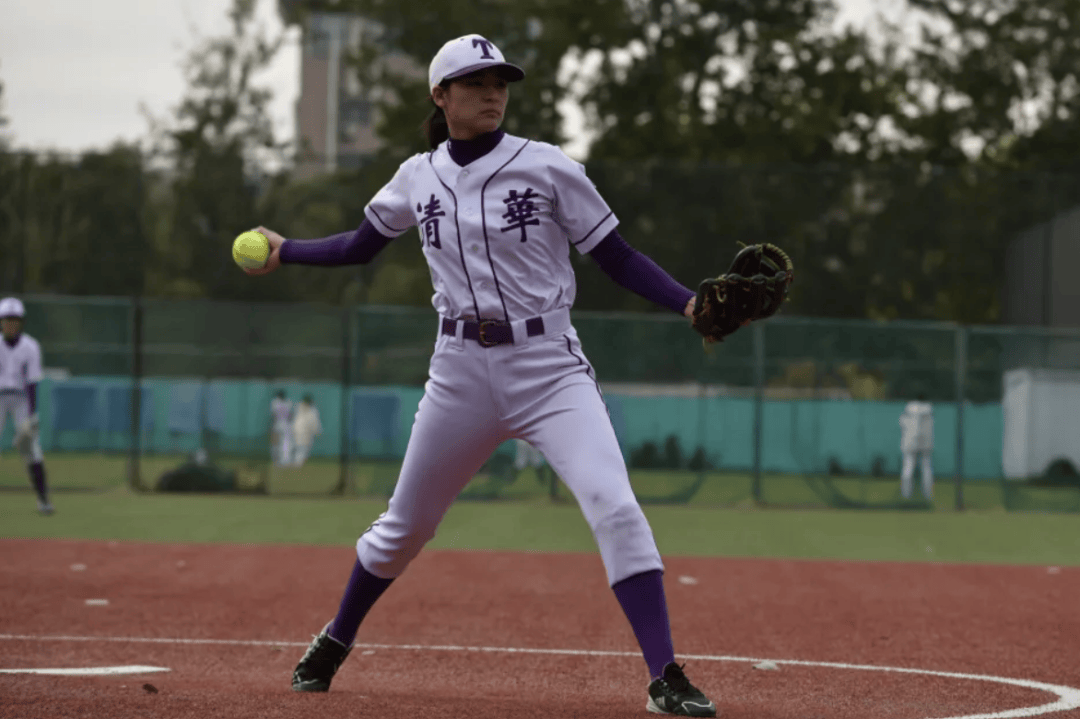 我校女子垒球队在小组赛阶段,先后以18:7,14:0,12:0,11:1,15:4,8:2的