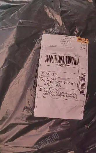 商家曝学生网购演出服后集体退货退款：有的领口已起球