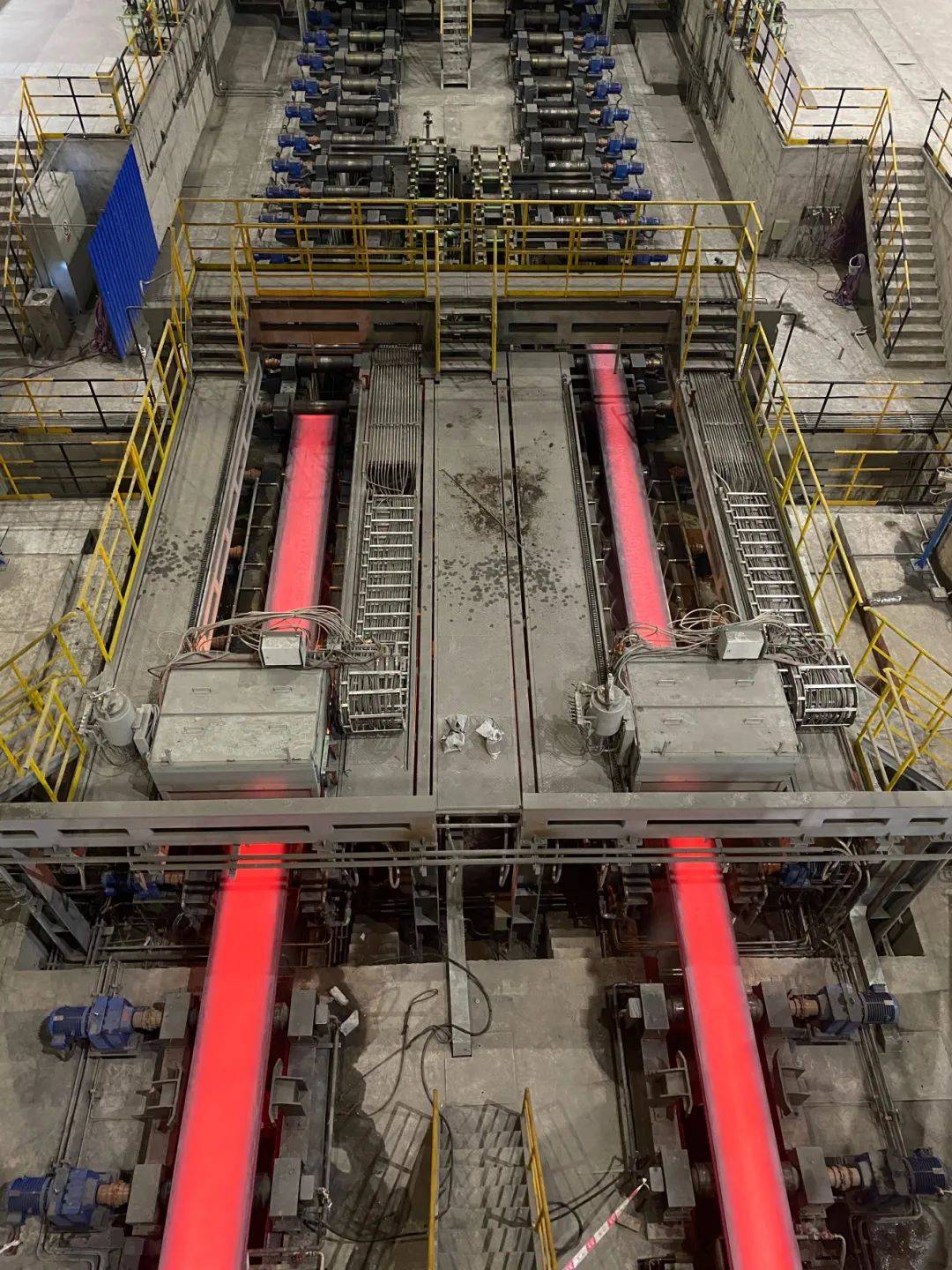 广西柳钢中金不锈钢有限公司2板坯连铸机一次热试成功