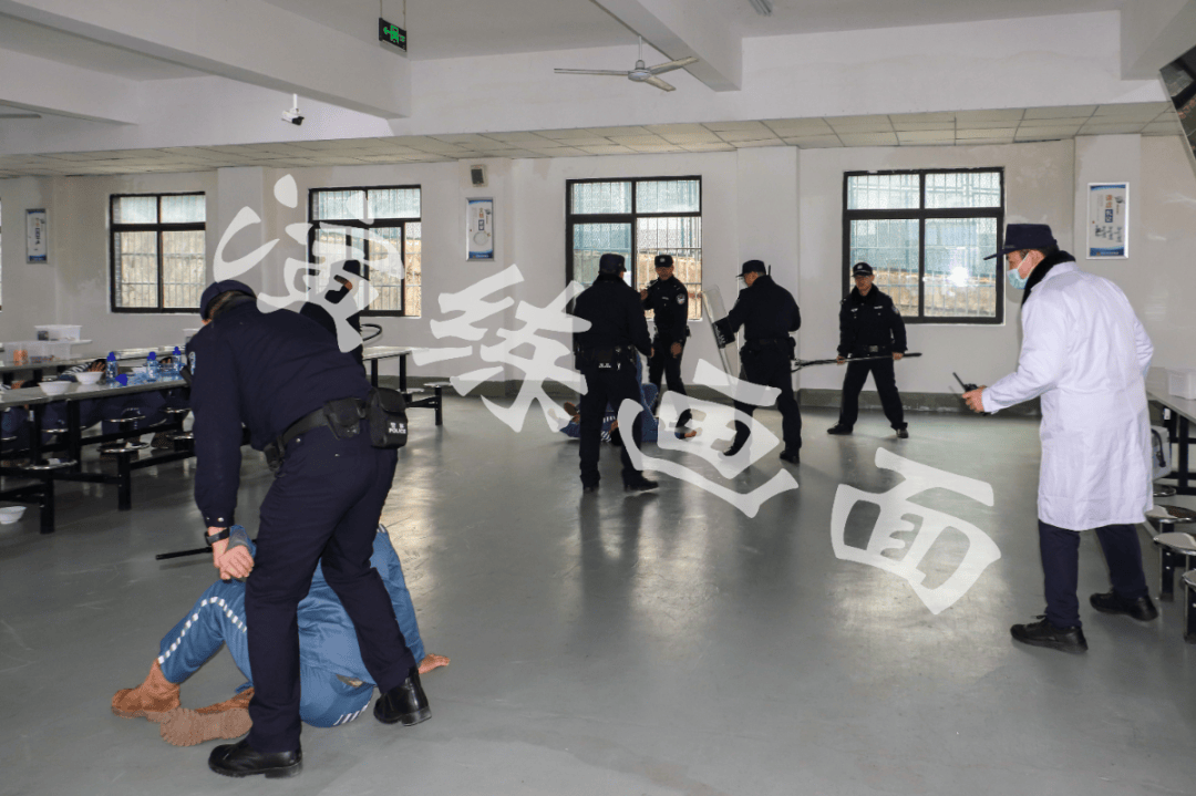 武陵监狱开展"两警"联动应急处突演练