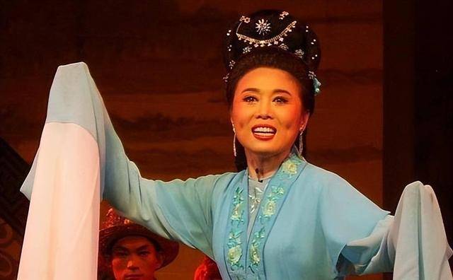 他长得帅，演技好，不顾一切娶大15岁妻恩爱至今，没生孩子也幸福