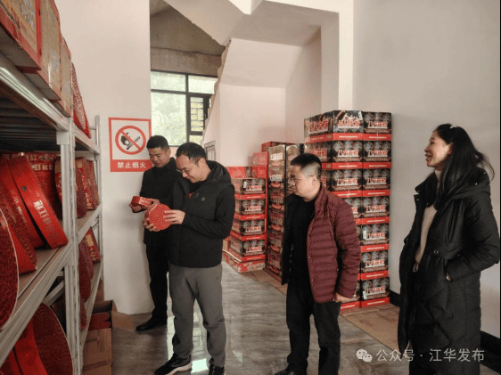 12月24日,县委常委,副县长曹斌到大圩镇督导安全生产工作.