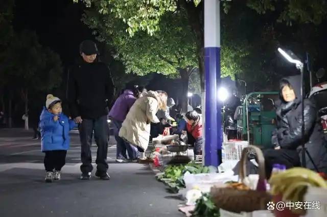 政府门口开夜市、院里晒粮食，专家：文明进步的体现，政府可以管理但必须免费 