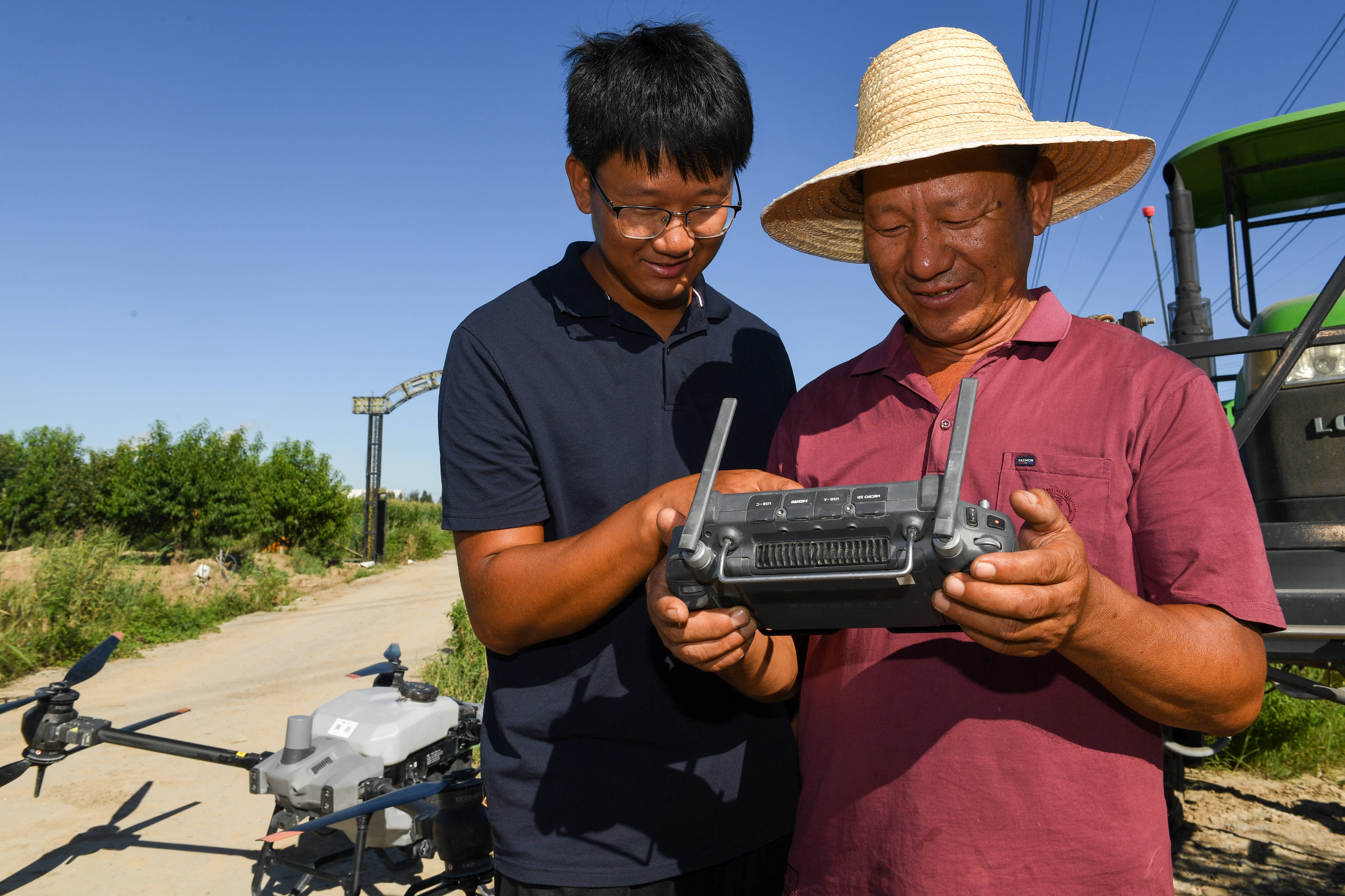 日前,东丽区华明街道种植户孙学文的1000多亩玉米地里,一架植保无人机