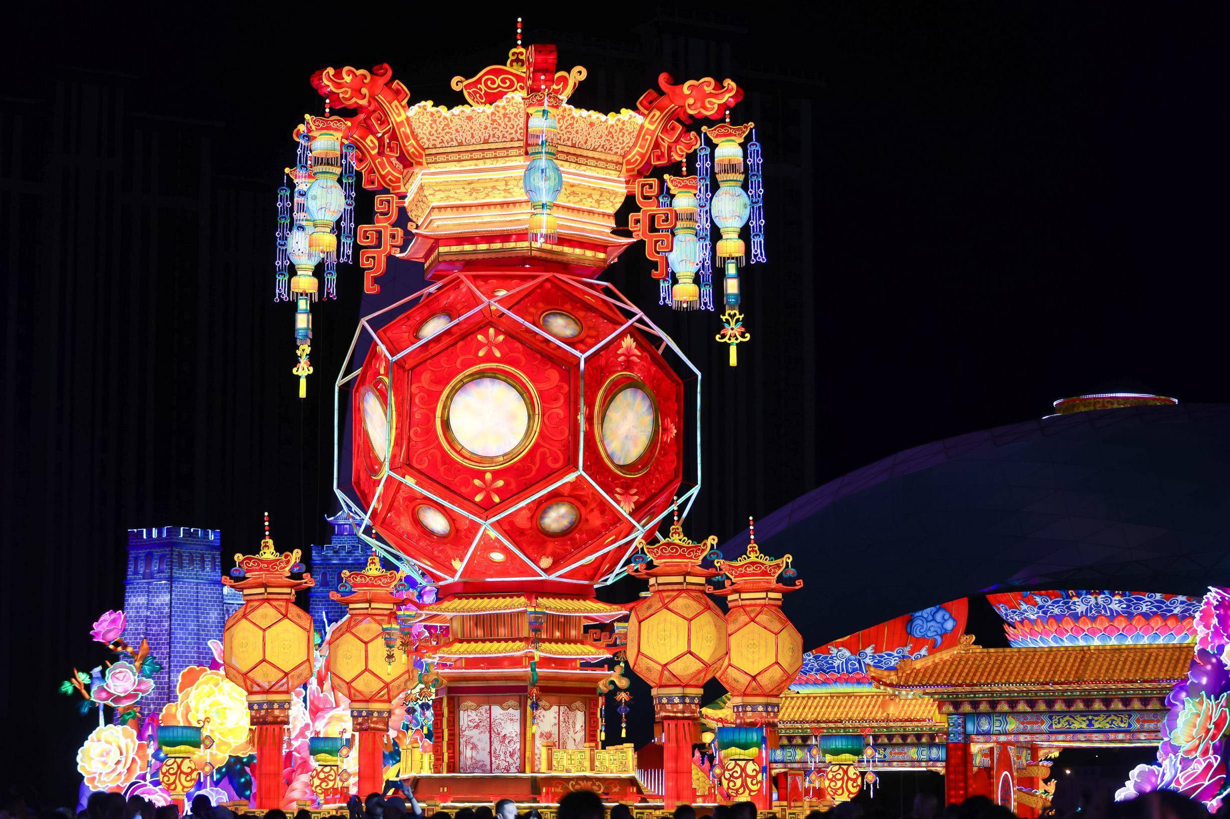 据悉,本次"京彩嘉年华"将继续在北京园博园举办,再次刷新京城灯会史上