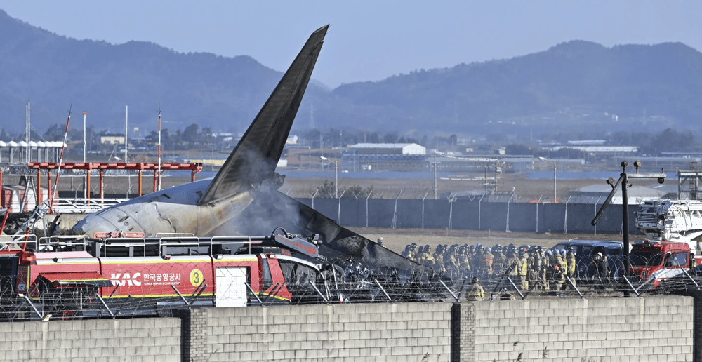 韩国务安机场坠机事故客机在尝试二次着陆时坠毁