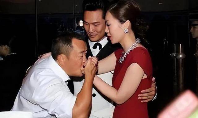 澳门这一夜，撕碎了曾志伟的“体面”，李雪健的话终于有人信了