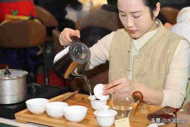 雷火竞技网址“豫见茶王 共品茶魁”安溪铁观音茶王品鉴会在郑举行(图6)