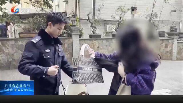 “塑料”闺蜜！女子用仿品掉包好友万元名牌包，目前已被采取刑事强制措施