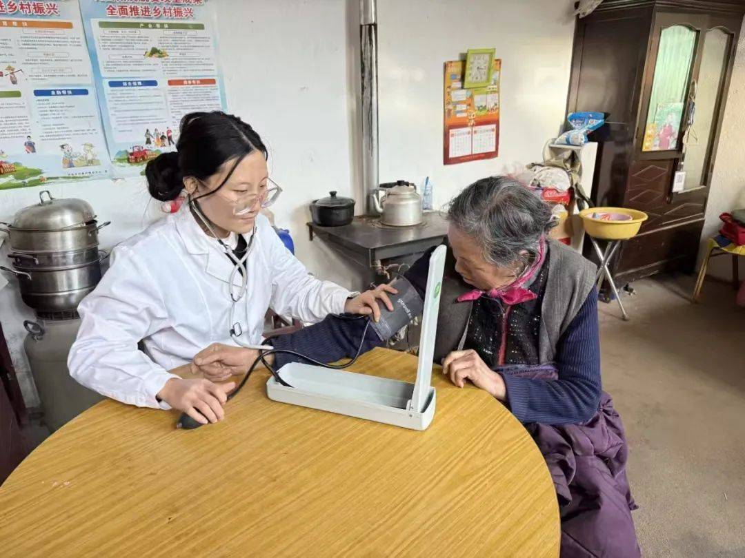 乡村医路 青春无悔