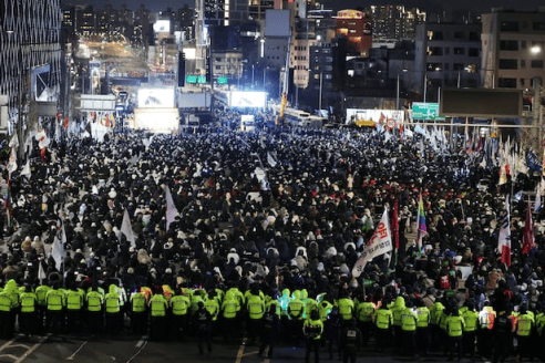 总统官邸附近爆发大规模集会，尹锡悦支持者与反对派互骂