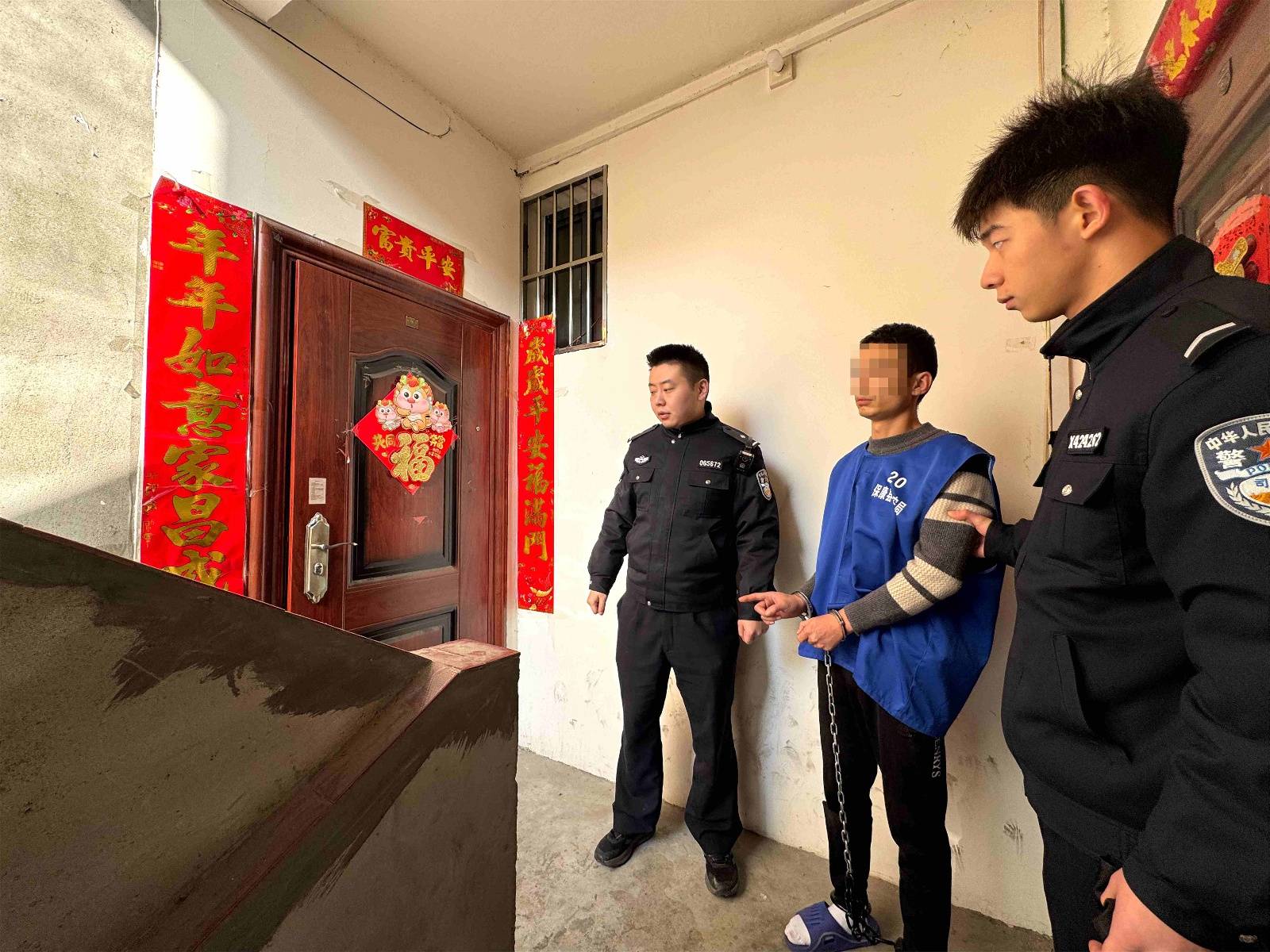 “长发”男子入室行窃，没偷成却被房主发现，民警：他去年十月出狱，游手好闲重操旧业