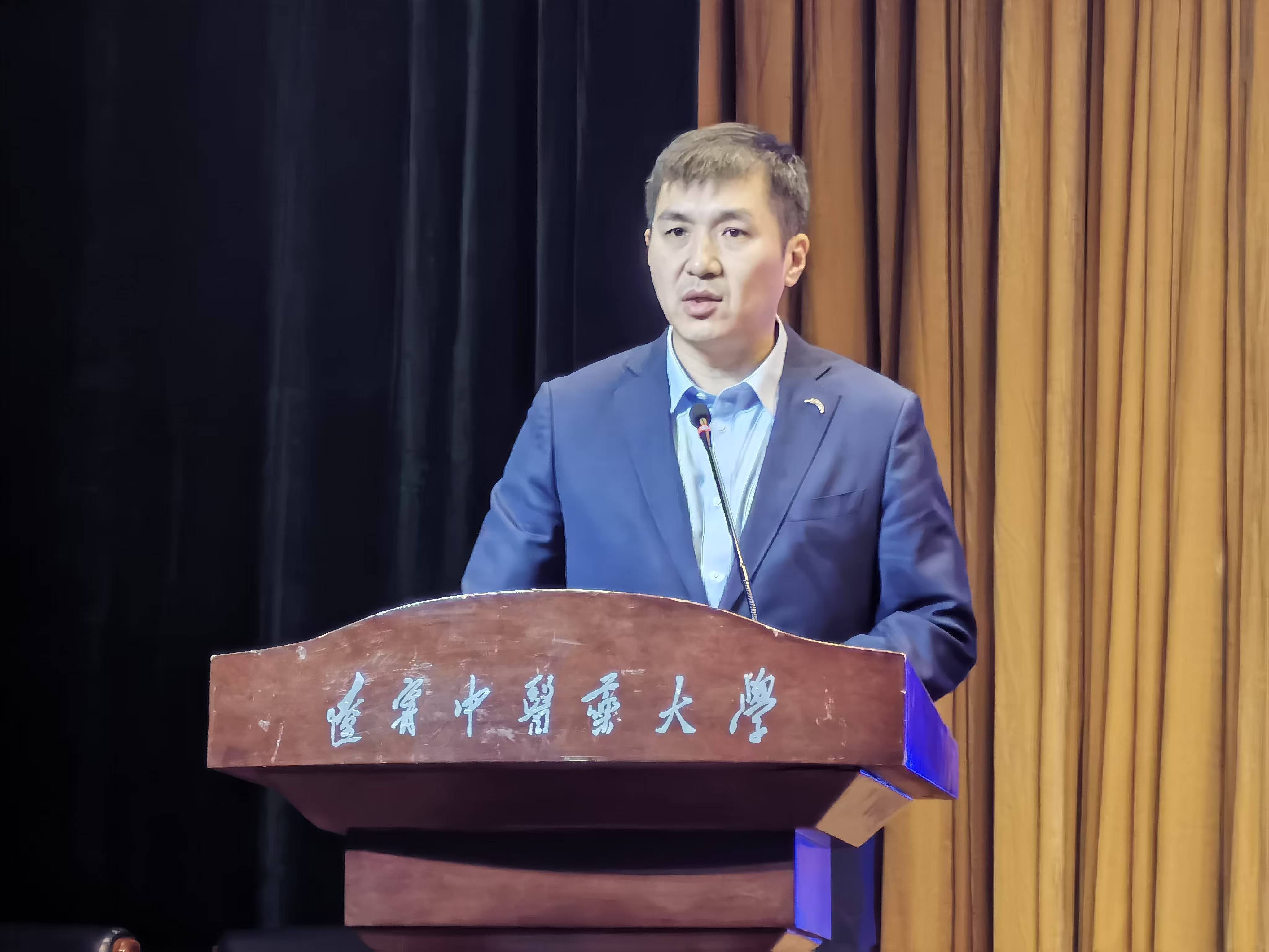 和网红搭档卖房的沈阳副区长:这儿的官员不官僚不死板