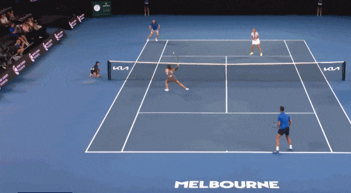 郑钦文调侃德约科维奇：只有你走哪都带着金牌