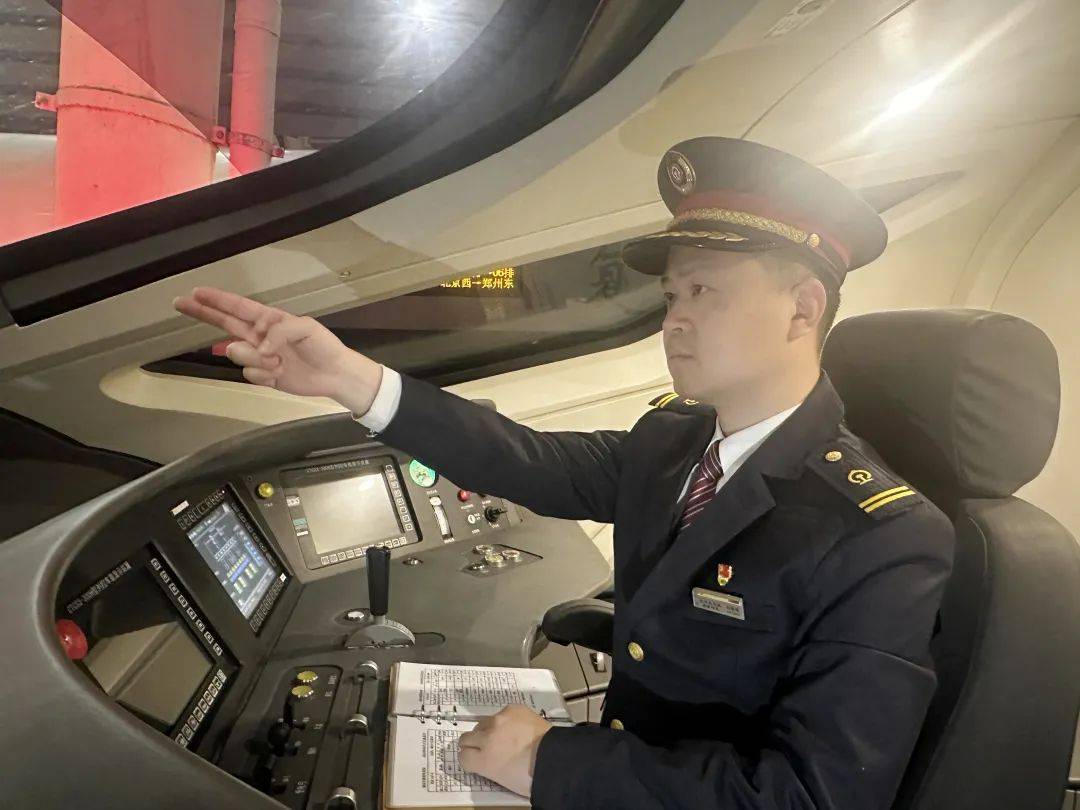 来看看这些"90后"高铁列车司机是如何"炼"成的