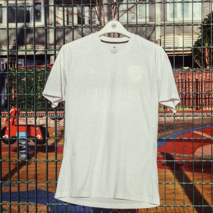 直播吧1月10日讯 阿森纳官推今天发文,官宣了白色球衣.