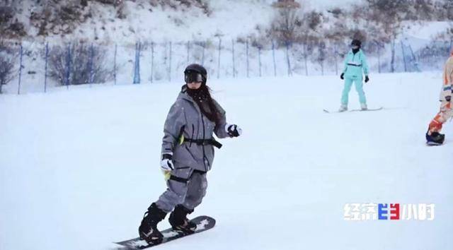 滑雪板、手套……“冰雪热”激发消费活力，带动产业链升级！