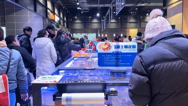 上海版“胖東來”開業(yè) 現(xiàn)場人山人海 區(qū)域性零售業(yè)春天來了？