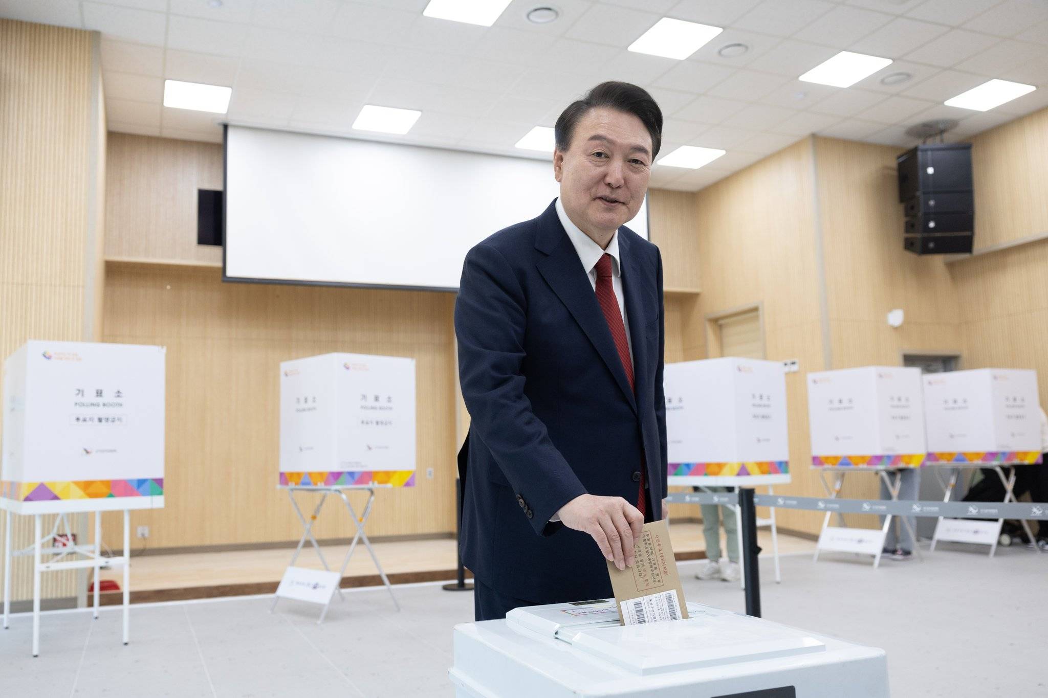 尹錫悅“隱身”31天：工資漲了3%，呼吁援助洛杉磯