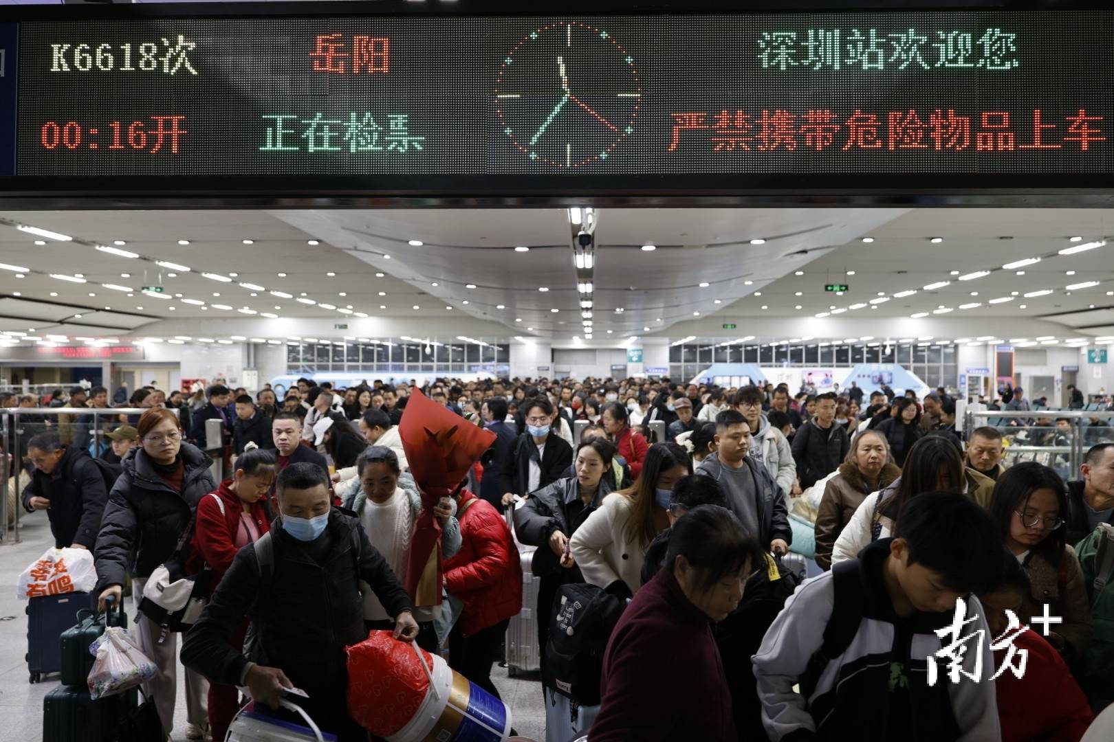 “过完年回来继续赚钱！”2025年广东春运首趟列车今日凌晨发出