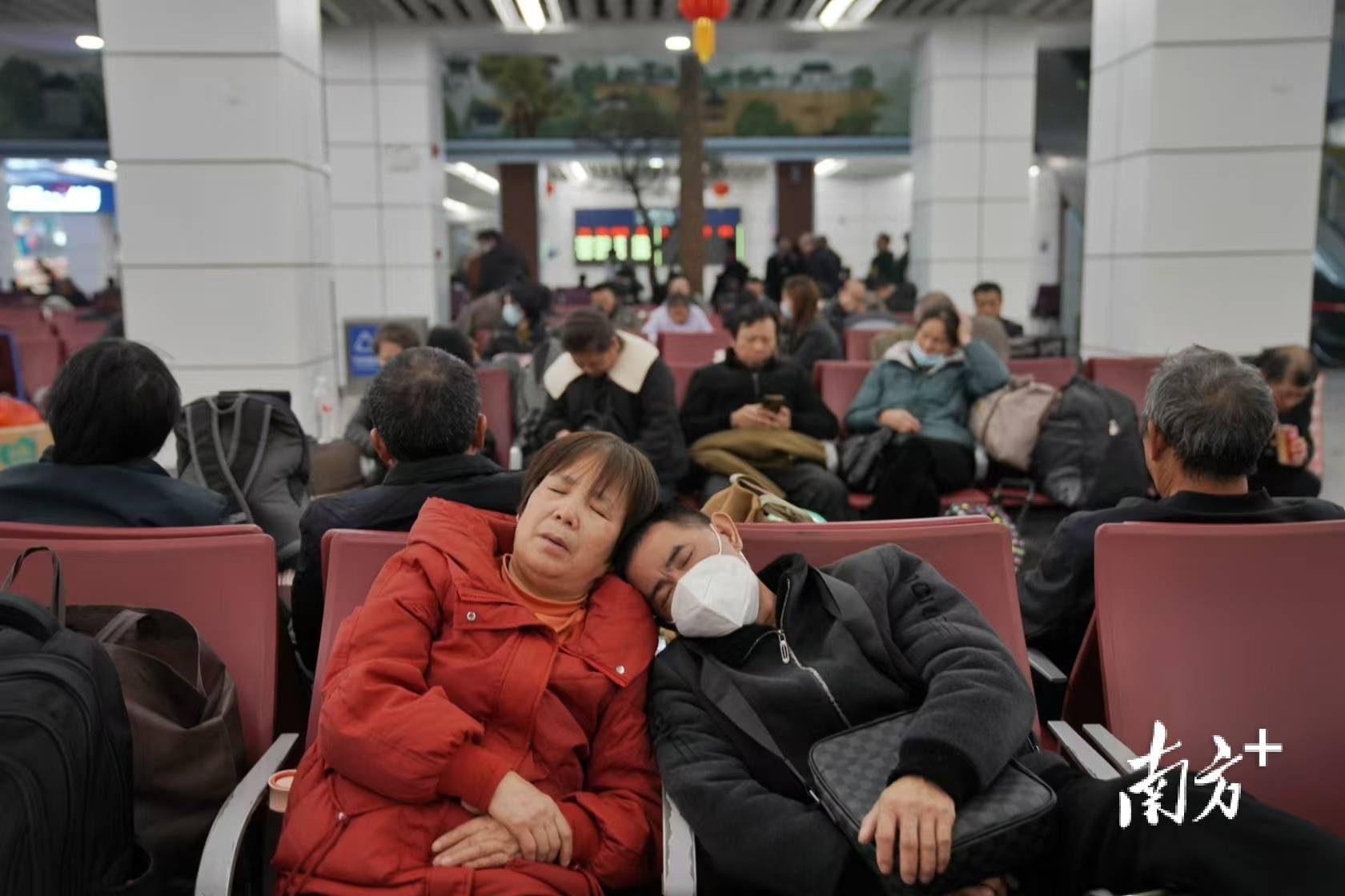 “过完年回来继续赚钱！”2025年广东春运首趟列车今日凌晨发出