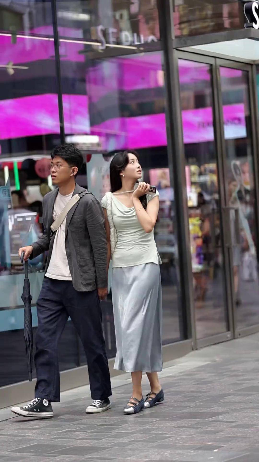 初见乍欢,久处仍怦然情侣日常 路人视角 情侣穿搭 街拍穿搭