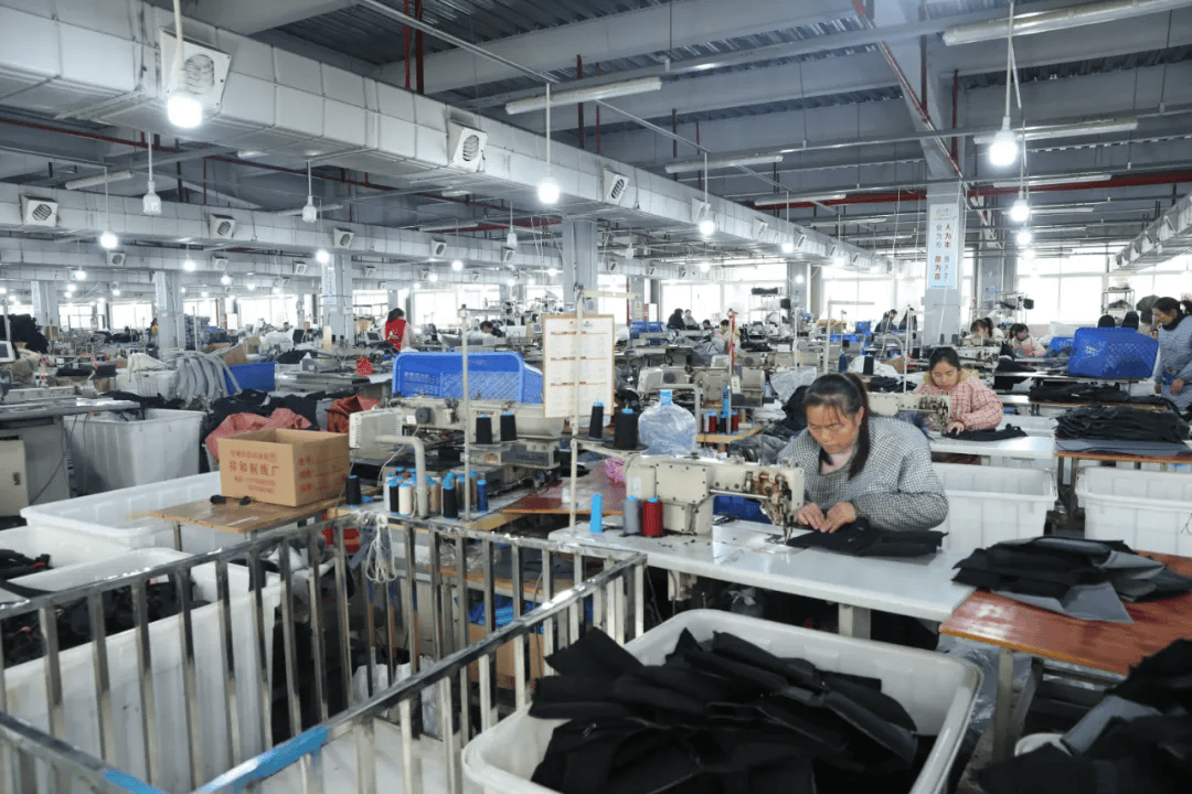 生产车间一角据了解,阳光箱包成立于2016年11月,注册资金200万,厂房