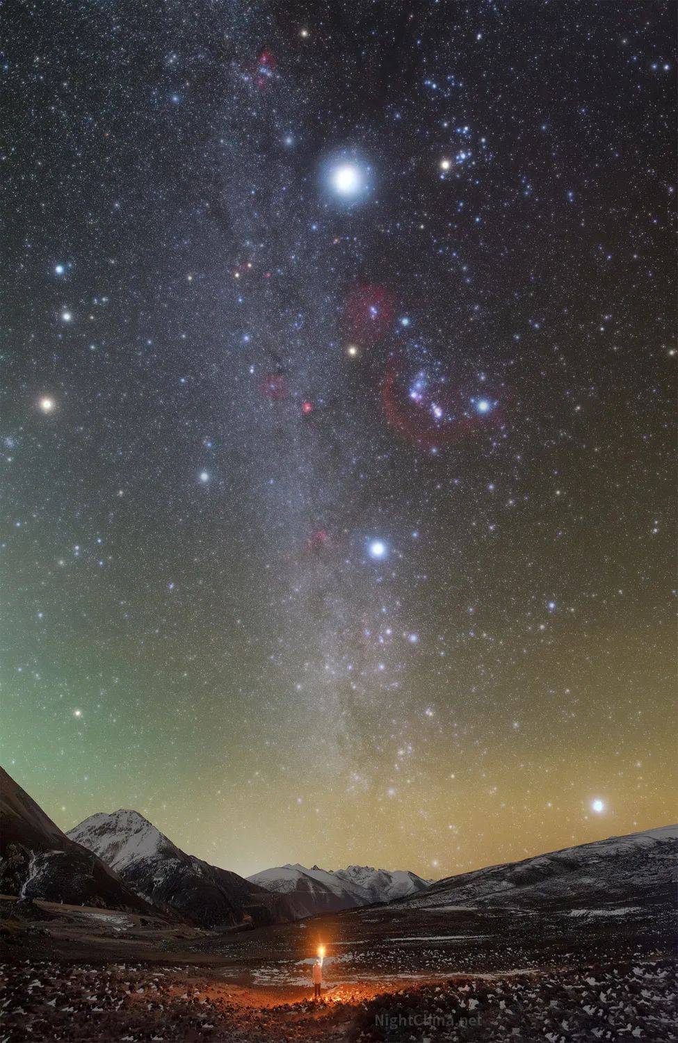 雪山与冬季星空的邂逅