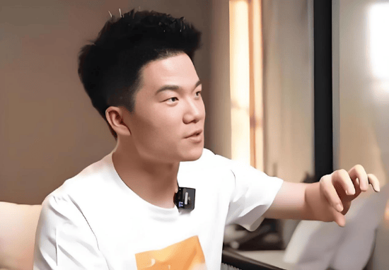 董宇辉和“与辉同行”再陷售假风波:羊奶粉检出牛源性成(图1)