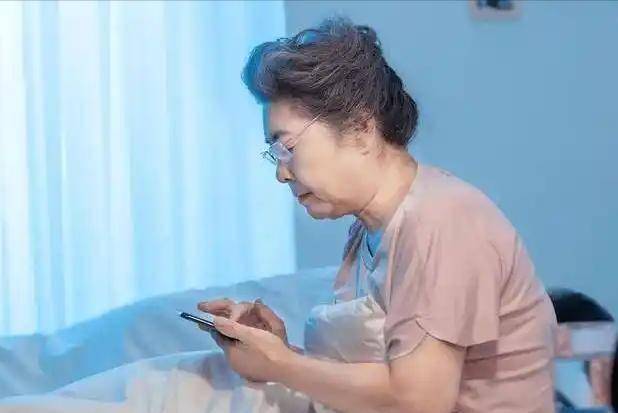 惊！这些日常行为竟悄悄损害骨骼健康 不容忽视：生活中的骨质疏松诱因