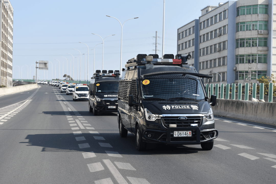 区公安机关举办"保平安 迎新春"巡逻演练暨警用汽车发放仪式