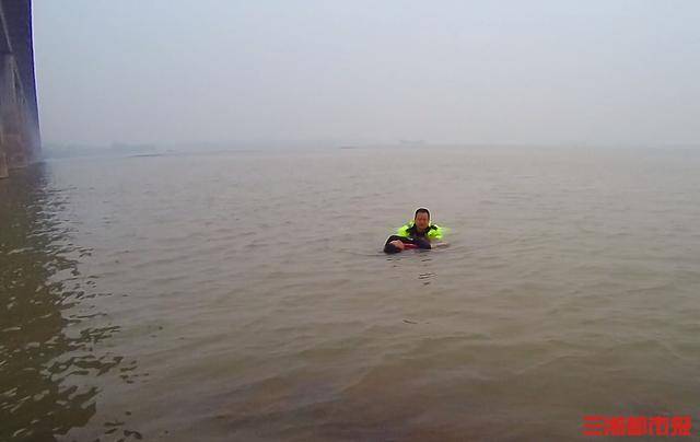 26℃｜生死时速，交警纵身一跃救起落水男子