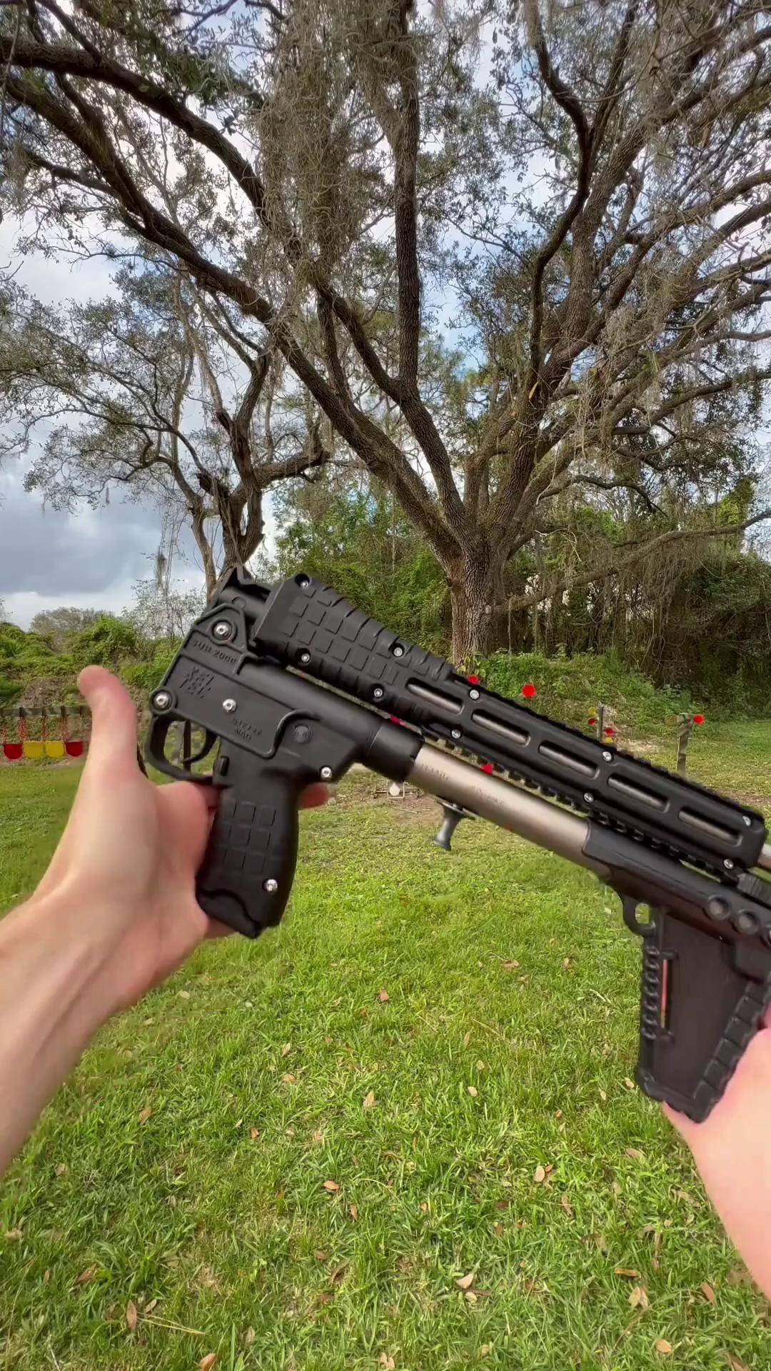 它是折叠设计的半自动武器 是一款半自动手枪口径卡宾枪 方便携带和