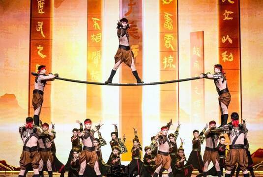 张艺兴、腾格尔、龚琳娜、韦唯、希林娜依•高、郑业成、李云霄…2025山东春晚歌舞节目新春狂欢感拉满！