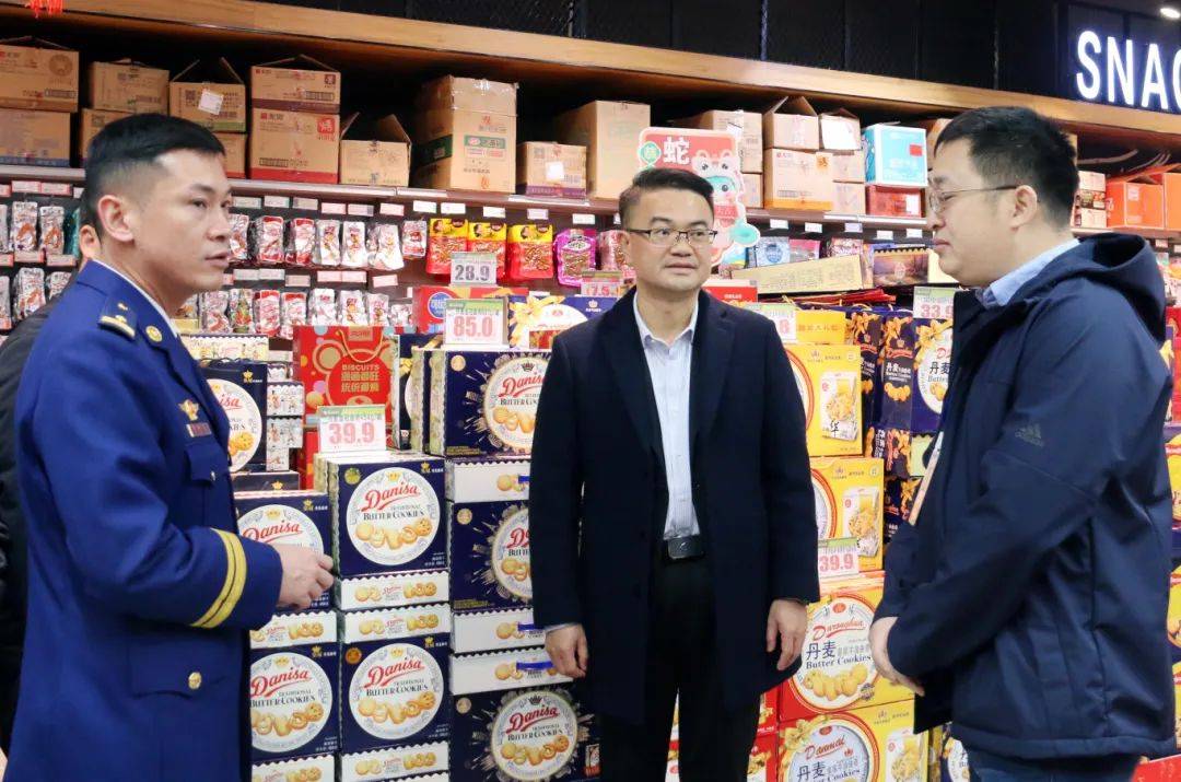 在中国石化销售股份有限公司广西崇左石油分公司,梁金昌认真听取有关