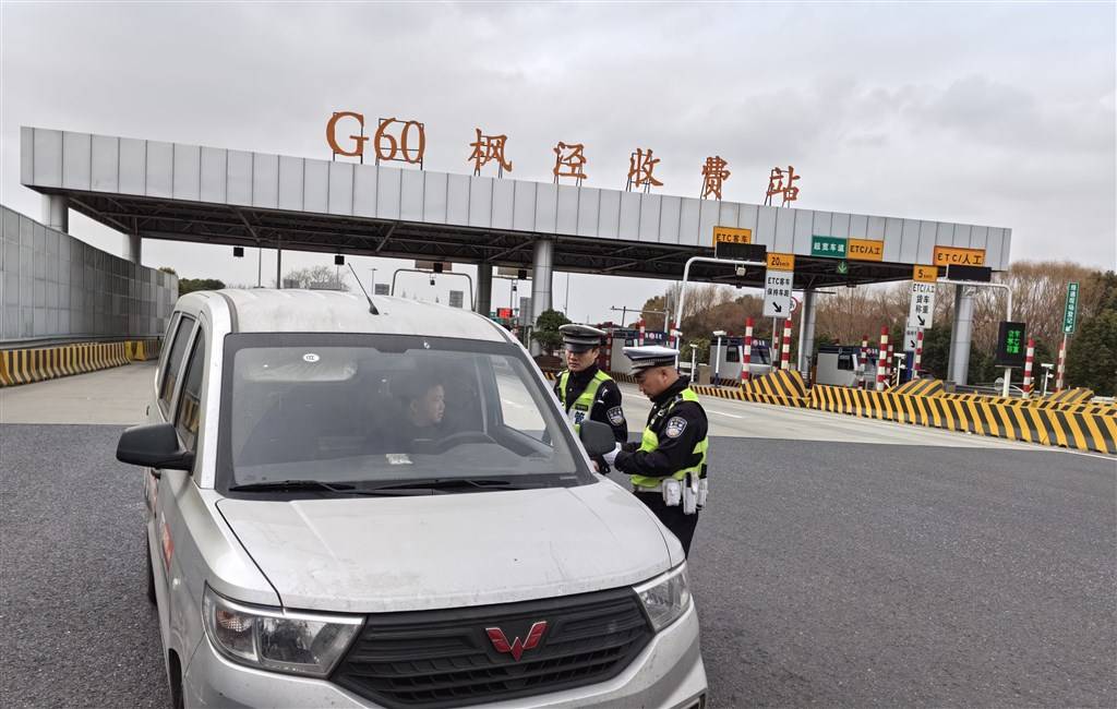 图说: 闵行交警在g60枫泾收费站对车辆临检执法市内交通方面,因车辆