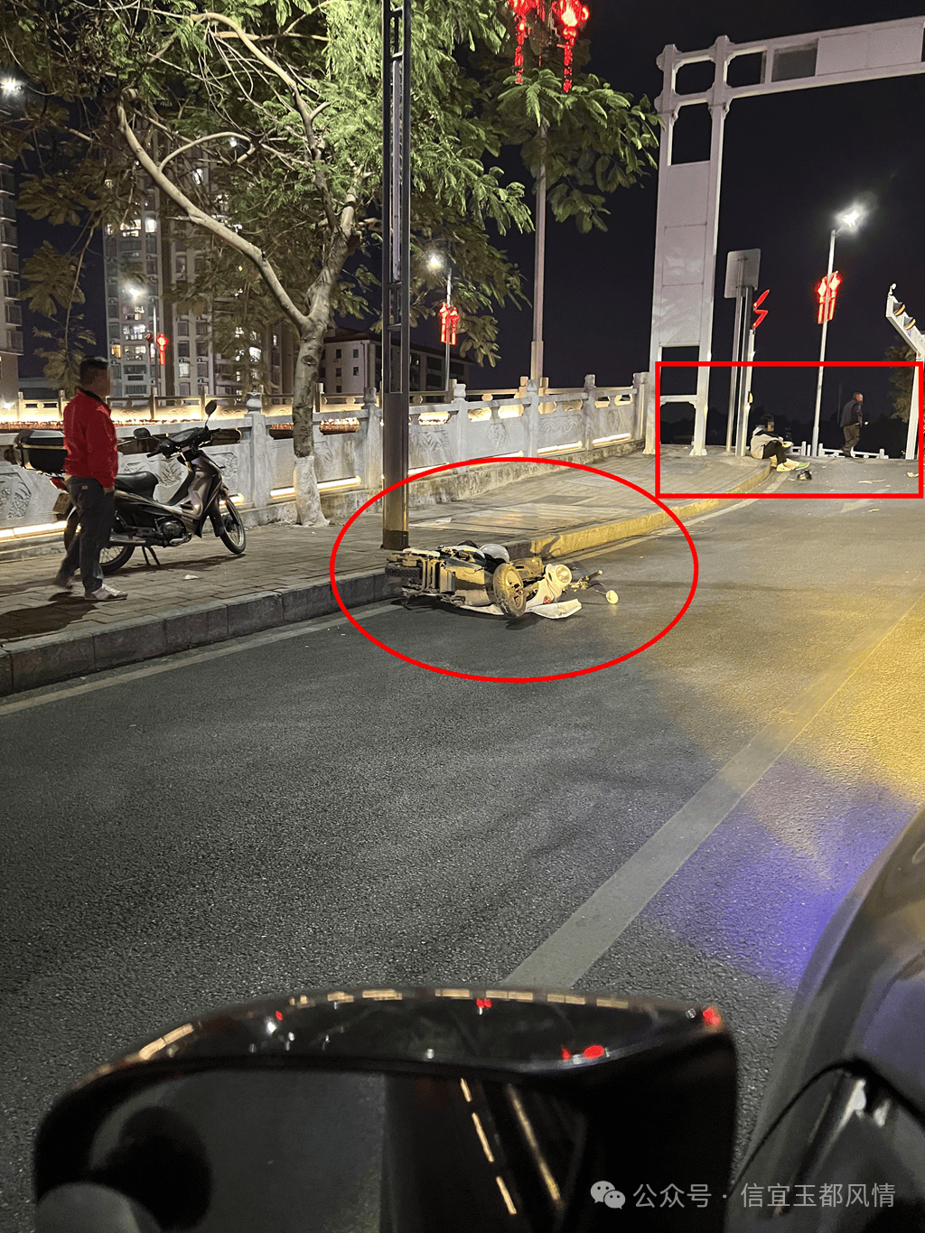 玉都市场红绿灯路段一电动车与一小轿车发生碰撞事故