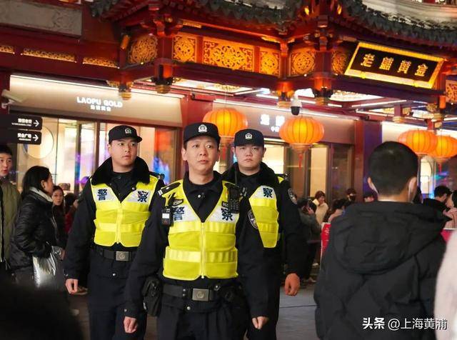 你敢信，这是昨晚的外滩！除了市民游客，还有这群人……