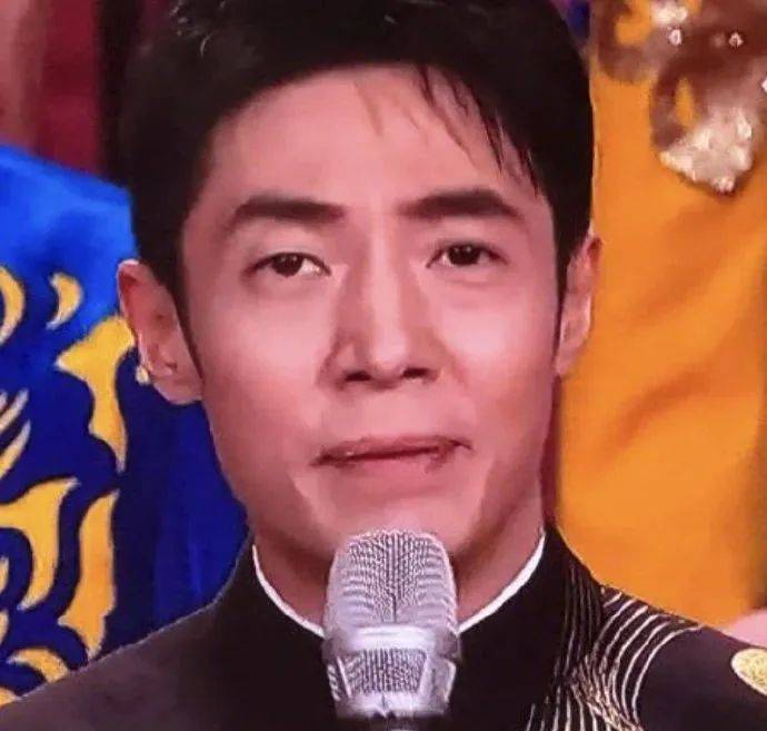 沈腾马丽小品没演完？导演组回应！会扭秧歌转手绢的机器人什么来头？更多揭秘→