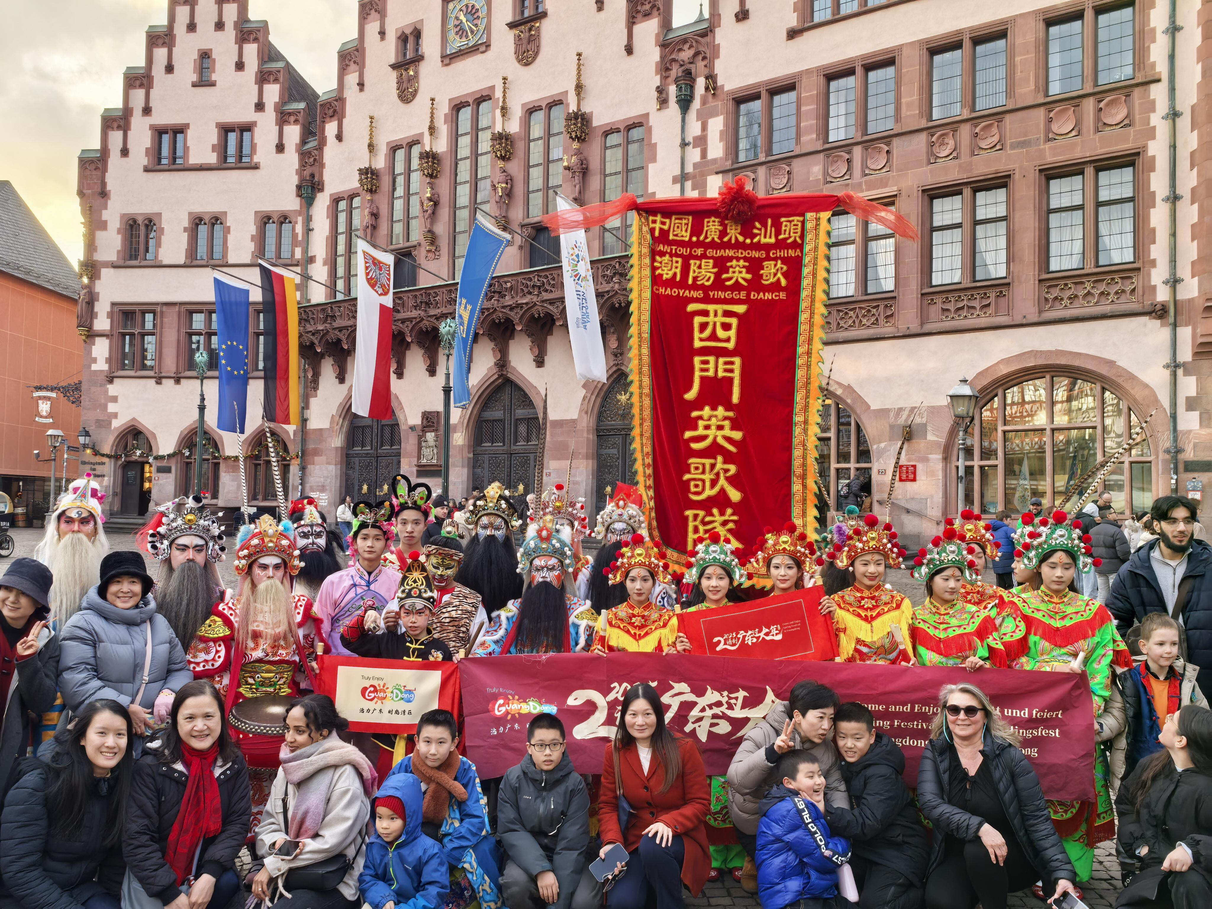 广东女子英歌首次出海,大年初三“燃爆”德国春节庙会!当地市民:充满生命力 广东女子英歌首次出海,大年初三“燃爆”德国春节庙会!当地市民:充满生命力