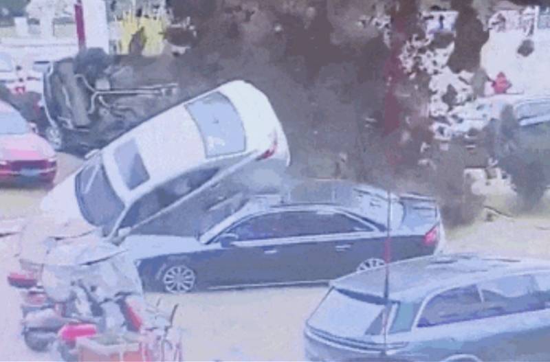 律师分析男孩引爆沼气致8车受损：车主若系违停可能也需担责