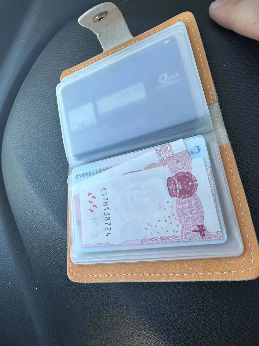 糖球会上捡到内蒙古游客的卡包,老王急了!