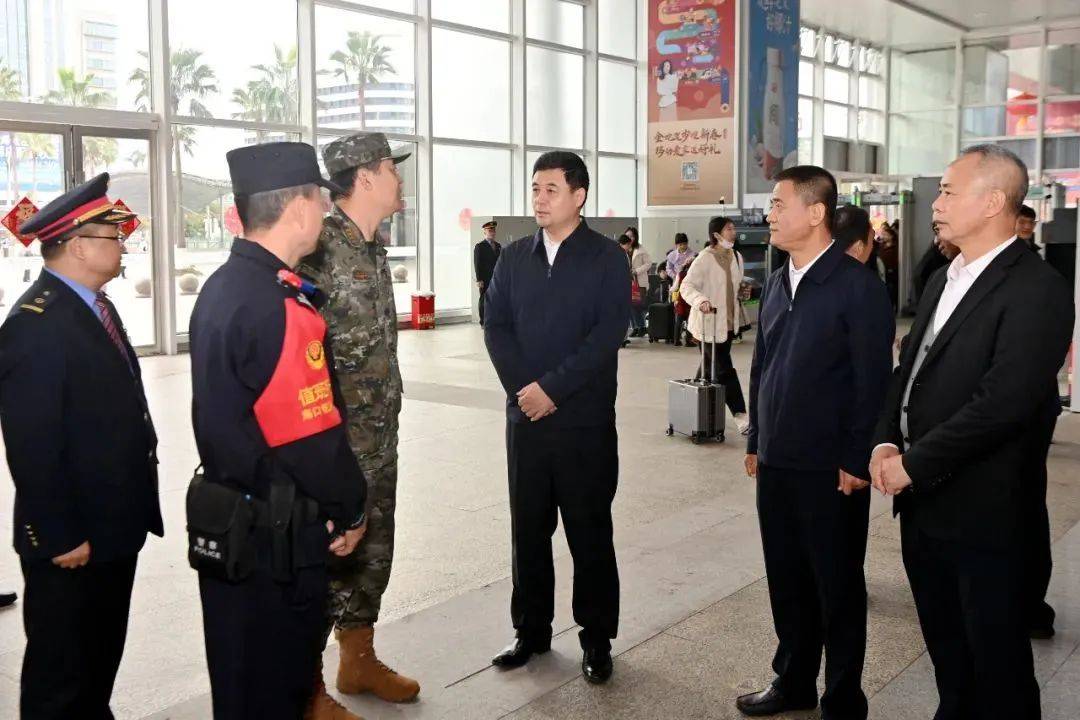 蔡朝晖在海口检查指导春运安保工作并看望慰问一线民警辅警