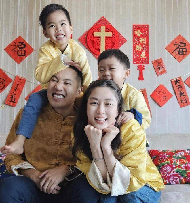 岑丽香晒全家福,穿新中式喜气洋洋,40岁依旧貌美如花_照片_大儿子