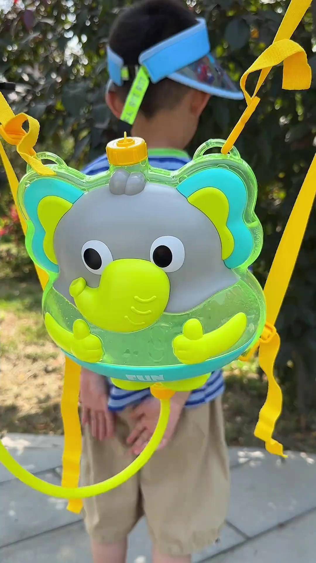 没有小朋友会拒绝玩水的快乐,这个背包水枪太可爱了,走到哪玩到哪