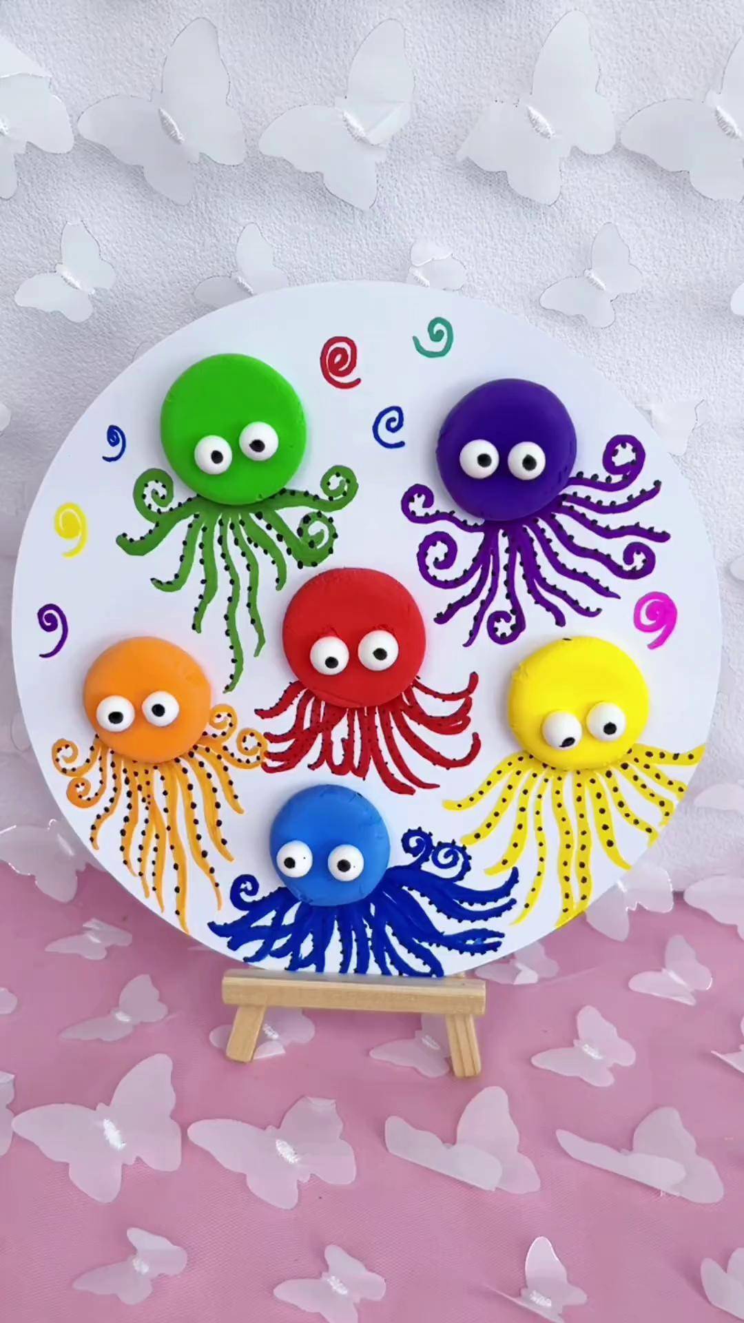 教小朋友用橡皮泥做可爱的小章鱼手工贴画!